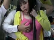 Menina japonesa peituda fofa no ônibus