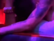 Menina tatuada no bar beija ativamente os seios do cliente masculino